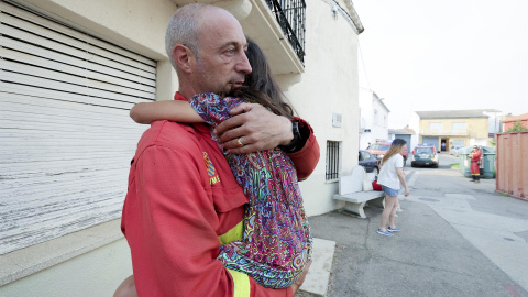 Un miembro de la Unidad Militar de Emergencias sostiene una niña en brazos este viernes en Morasverdes (Salamanca).