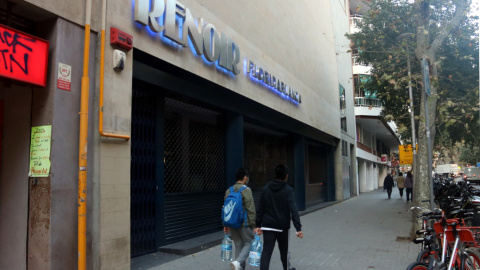 L'exterior del cinemes Renoir Floridablanca amb la persiana abaixada.