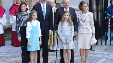 El rey Felipe VI, la reina Letizia, la princesa Leonor y la infanta Sofía con los reyes eméritos Juan Carlos y Sofía, tras la misa de Resurrección en Palma. EFE