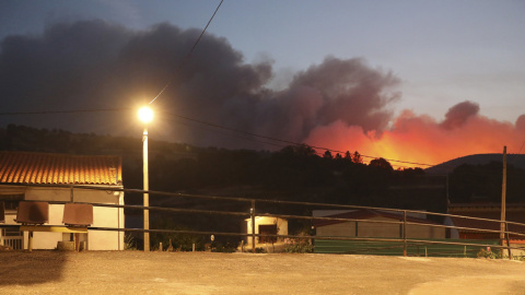 Vista de la columna de humo del incendio forestal declarado en Monsagro, tomadadesde la localidad salmantina de Serradilla del Arroyo, en la madrugada de este viernes.