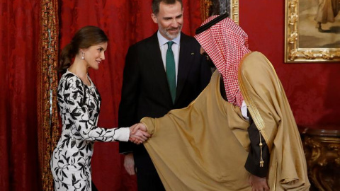 El rey Felipe y la reina Letizia , momentos antes del almuerzo ofrecido en honor del príncipe heredero de Arabia Saudí, Mohamed bin Salmán, hoy en el Palacio Real con motivo de su visita oficial a España. EFE/Emilio Naranjo