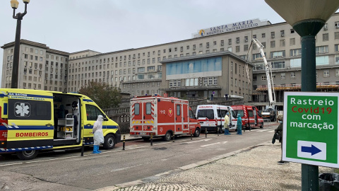 Filas de ambulancias con pacientes covid frente al hospital de Santa María, este miércoles, en Lisboa.