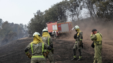 Efectivos durante las labores de extinción de un incendio, a 16 de julio de 2022, en A Pobra do Brolló, Lugo, Galicia