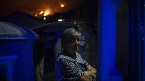 Una vecina del pueblo de Candeda (Carballeda de Valdeorras), preocupada ante el avance de las llamas