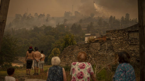 Incendio forestal en Carballeda de Valdeorras (Ourense).