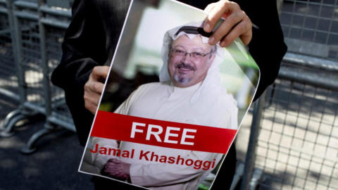 Manifestantes en las afueras del consulado a modo de protesta contra la desaparición del periodista Jamal Khashoggi.EFE