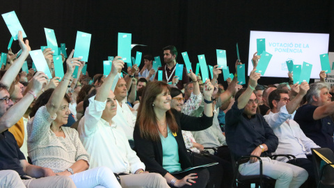 Moment de les votacions a les ponències del segon Congrés de Junts celebrat aquest diumenge a l'Hospitalet de Llobregat.