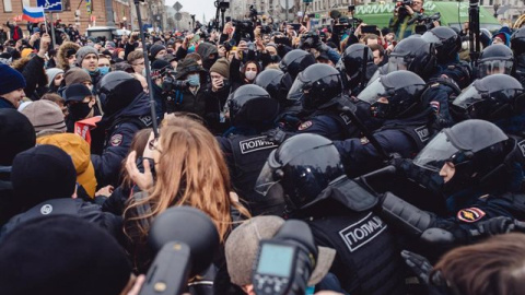 La Policía rusa se enfrenta a manifestantes en las calles de Moscú.