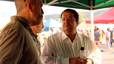 El conseller d'Interior, Joan Ignasi Elena, conversa amb el director general de Manresa, Marc Costa.