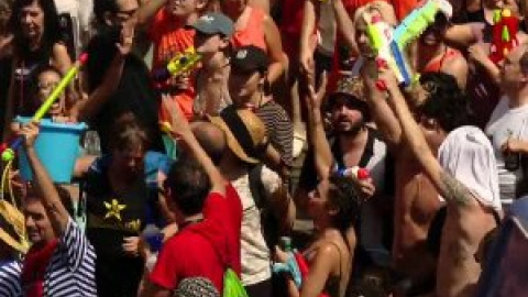 La Batalla Naval de Vallecas refresca a miles de madrileños en plena ola de calor extremo