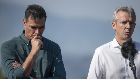 El presidente del Gobierno, Pedro Sánchez, junto al presidente de la Xunta, Alfonso Rueda, durante la visita que han realizado este martes a O Barco (Galicia).