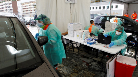 Los sanitarios reparten material para realizar pruebas de coronavirus a los habitantes en sus coches este lunes el municipio de Fene donde comienza el mayor cribado masivo de la pandemia en la comarca de Ferrolterra y al que están llamadas 7.700 personas