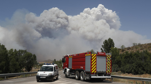 Efectivos del cuerpo de bomberos se dirigen al municipio de Moros (Zaragoza), que ha sido desalojado.