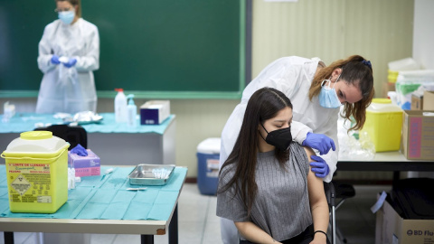 Personal sanitario realiza las primeras vacunaciones de la vacuna AstraZeneca a farmaceuticos y fisioterapeutas en Girona