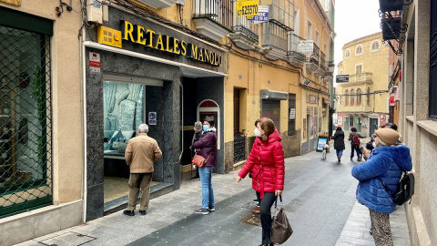 Ciudadanos caminan en una calle de Cáceres, en una imagen de archivo.