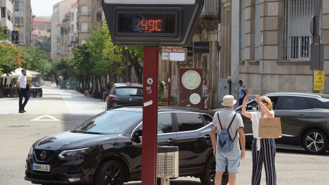 14/7/22) Un termómetro marca 49 grados centígrados en la calle Concejo, durante la segunda ola de calor de verano a 14 de julio de 2022, en Ourense.