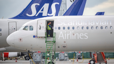 (4/7/22) Un técnico trabaja a bordo de un  SAS Airbus A320neo durante la huelga de pilotos en Kastrup, Dinamarca, a 4 de julio de 2022.