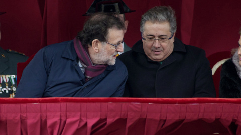 El presidente del Gobierno, Mariano Rajoy (c), junto a los ministros de Defensa, María Dolores de Cospedal (2i), y del Interior, Juan Ignacio Zoido. - EFE