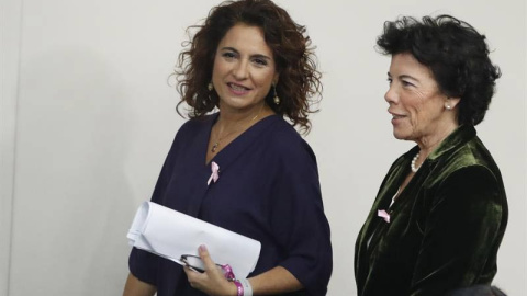 La portavoz del Gobierno, Isabel Celaá, y la ministra de Hacienda, Maria Jesús Montero en el complejo de La Moncloa. (JAVIER LIZÓN)