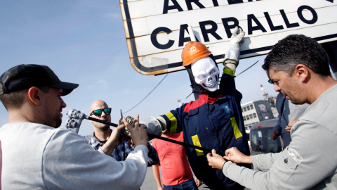 Trabajadores de la fábrica de Alcoa en A Coruña concentrados a las puertas de la factoría, donde han prendido fuego a una barricada de neumáticos, en protesta y en lucha contra el cierre de la aluminera, que supondría el despido colectivo. EFE/Cabala