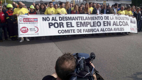 Los 317 trabajadores de la planta avilesina de Alcoa se concentraron frente a la fábrica de San Balandrán, en protesta y en lucha contra el cierre de la aluminera, que supondría el despido colectivo. EFE/ Alfredo Oliveros