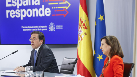 El ministro de Asuntos Exteriores, Unión Europea y Cooperación, José Manuel Albares y la ministra de Defensa, Margarita Robles durante la rueda de prensa conjunta para la presentación de la Cumbre de la OTAN Madrid 2022.