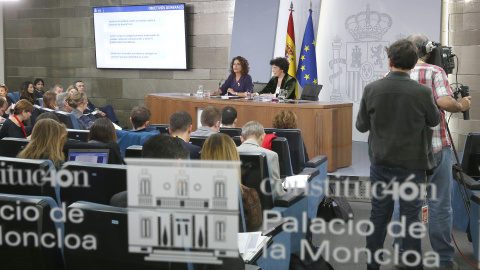 La ministra portavoz del Gobierno, Isabel Celaá, y la ministra de Hacienda, María Jesús Montero, durante la rueda de prensa posterior al Consejo de Ministros. PRESIDENCIA DEL GOBIERNO