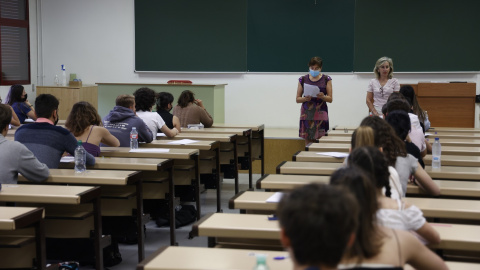 08/08/2022-Estudiantes esperan antes de comenzar las pruebas de acceso a la universidad 2022, a 8 de junio, en Valladolid, Castilla y León