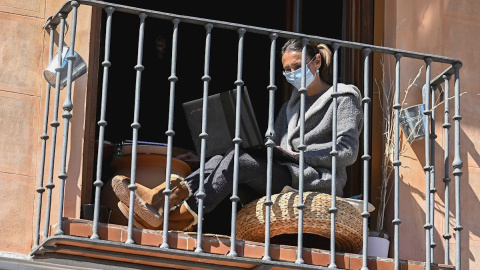 Una mujer en el balcón de su vivienda en Alcalá de Henares (Madrid) este jueves, jornada decimonovena desde que se decretase el estado de alarma por la epidemia del coronavirus. EFE/Fernando Villar