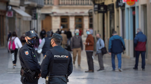 Varios policías vigilan las calles del centro histórico de Málaga.