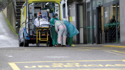 Un paciente ingresa por coronavirus en las urgencias del Hospital Montecelo de Pontevedra.