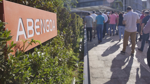 Concentración de trabajadores de Abengoa a las puertas de la sede en Palmas Altas (Sevilla) para reclamar el rescate de la empresa. E.P./Joaquin Corchero