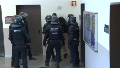 Los Mossos detienen al rapero Hasél tras el desalojo pacífico de la universidad