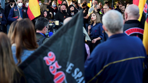 La responsable de la Sección Femenina del partido Falange Española, Isa Peral (d), participa en una marcha neonazi en homenaje a los caídos de la División Azul, este sábado en Ciudad Lineal, Madrid.