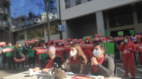 Roda de premsa del moviment en defensa pel dret a l'habitatge a les portes de la immobiliària Haya Real Estate, propietat del fons voltor Cerberus.