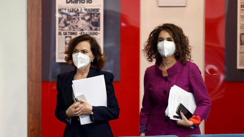 La vicepresidenta primera del Gobierno, Carmen Calvo, y la ministra de Hacienda y portavoz, María Jesús Montero, a su llegada a la rueda de prensa tras la reunión del Consejo de Gobierno, en el Palacio de la Moncloa. EFE/Chema Moya