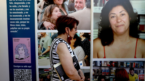 Una mujer asiste a un homenaje a la escritora Almudena Grandes, en la Caseta Madroño de la Feria del Libro, a 11 de junio de 2022, en Madrid (España).