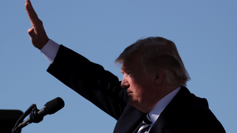 El presidente de EEUU, Donald Trump, levanta el brazo para saludar en un acto en el aeropuerto de Nevada. REUTERS/Jonathan Ernst