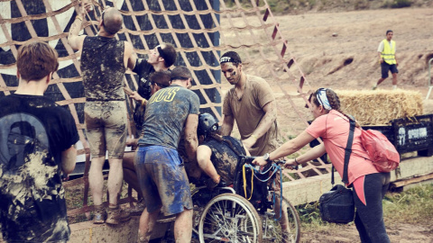 L'equip i la Lucia deliberen com sortejar un obstacle de la Spartan Race amb la cadira de rodes. Karolina Genes