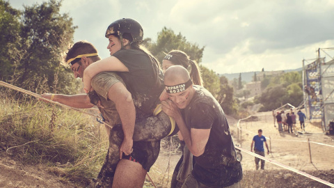 El Marc porta a coll la Lucía, una esportista amb mobilitat reduida que participa de la Spartan Race. Karolina Genes