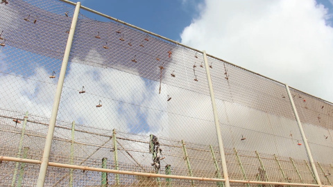 Inmigrante muere en salto masivo a la valla de Melilla