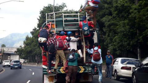 Migrantes hondureños que tratan de alcanzar EEUU, subidos a un autobús a su paso por la capital de Guatemala. REUTERS/Edgard Garrido