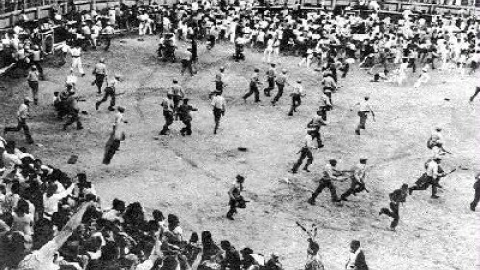 Carga de la Policía en la plaza de toros de Pamplona en julio de 1978