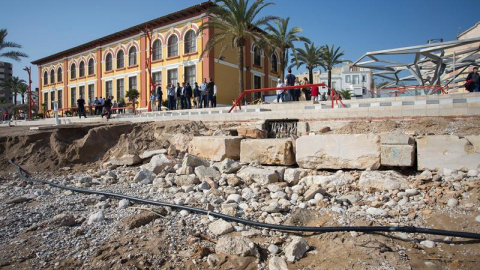 Vista general de una parte del paseo marítimo de Vinarós arrastrado por la fuerza del agua tras el episodio de gota fría que registró ayer con la mayor cantidad de agua caída con casi 400 l/m2 y de ellos, 159 l/m2 en una hora. EFE/Domenech Castelló