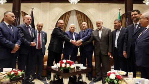 El presidente de Argelia, Abdelmajid Tebboune reúne al presidente palestino, Mahmoud Abbas y al jefe del buró político de Hamás, Ismail Haniyeh, en Argel a 5 de julio de 2022.