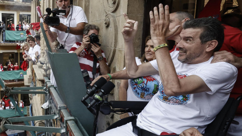 06/07/2022. El exfutbolista Juan Carlos Unzué da el chupinazo desde el balcón del Ayuntamiento en la Plaza Consistorial de Pamplona que da comienzo a los Sanfermines 2022, a 6 de julio de 2022.