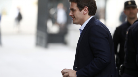 El presidente de Ciudadanos, Albert Rivera, a su llegada al Pleno del Congreso de los Diputados. REUTERS/Juan Medina