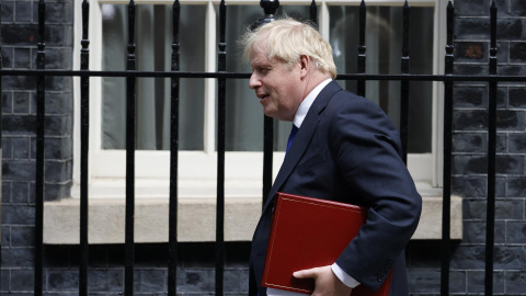 06/07/22. Boris Johnson abandona su residencia en Downing Street en su camino al Parlamento británico, en Londres, a 6 de julio de 2022.