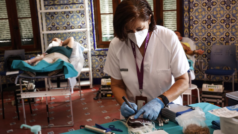 29/06/2022-Una enfermera tras realizar una extracción de sangre durante la presentación de la campaña de verano de donación de sangre, en el Hospital Malvarrosa, a 29 de junio, en València, País Valencià