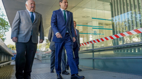 El presidente de la Junta de Andalucía, Juanma Moreno (d), acompañado del consejero de Salud, Jesús Aguirre (i),